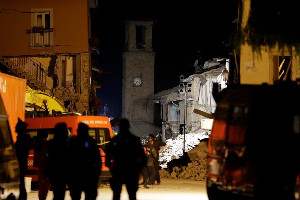 Räddningsarbetare i Amatrice under torsdagskvällen. (Foto: Andrew Medichini /AP/TT)