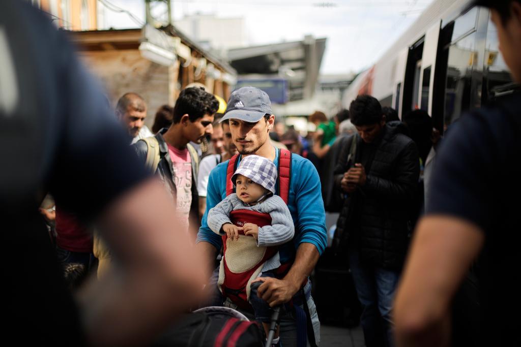 Flyktingar ankommer till tågstationen i den tyska gränsstaden Passau i september 2015. (Foto: Markus Schreiber/AP/TT)