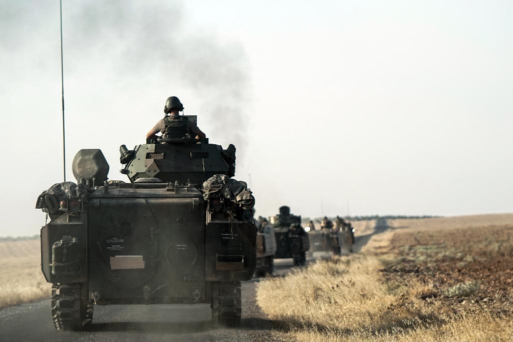 Turkiska styrkor på väg mot den syriska gränsen. (Foto: Halit Onur Sandal/AP/TT)