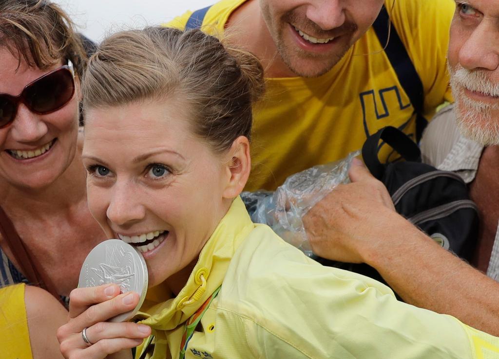 Emma Johansson med sitt silver från linjeloppet i OS. (Foto: Patrick Semansky/AP/TT-arkivbild)