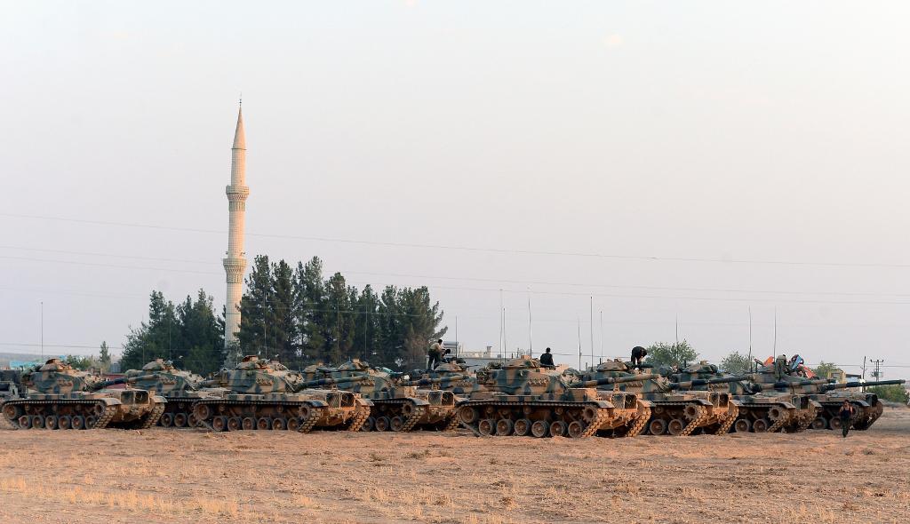 Turkiska stridsfordon stod i helgen uppställda nära den syriska gränsen, i staden Karkamis. (Foto: Ismail Coskun /AP/TT)