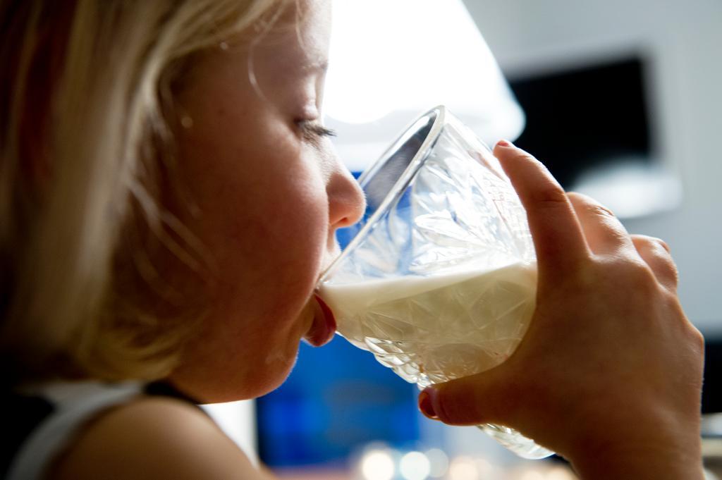 EU-kommissionen vill få en bättre balans mellan utbud och efterfrågan på mjölk. Därför erbjuds nu mjölkbönder som drar ner sin produktion ekonomisk ersättning. (Foto: Claudio Bresciani / TT-arkivbild)