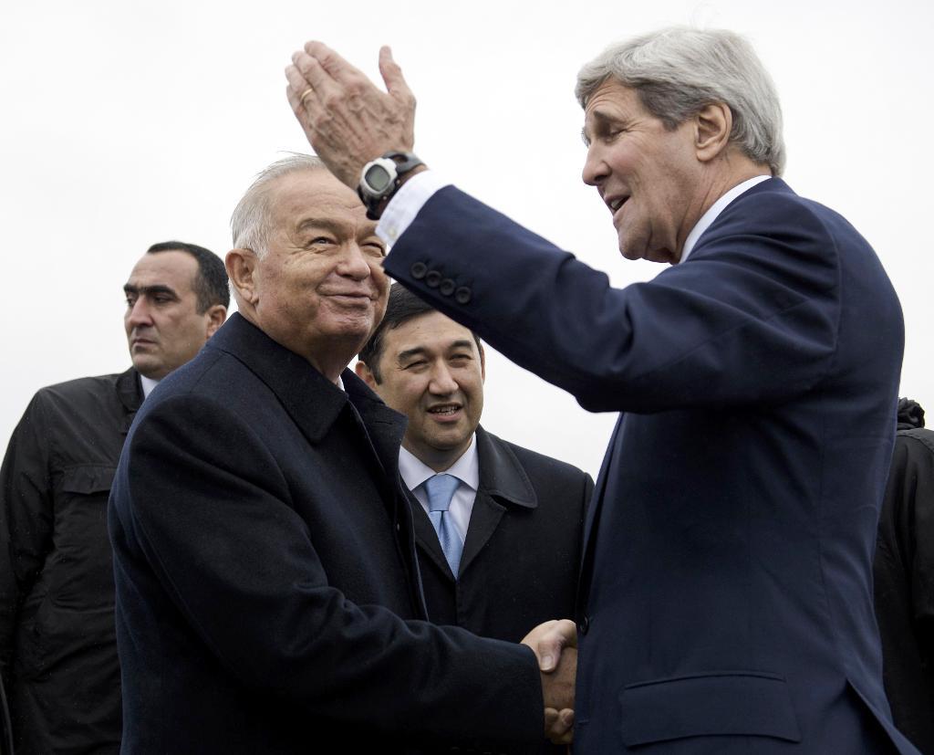 Uzbekistans president Islam Karimov har setts som en mästare på att balansera internationella intressen i regionen. Här ses han tillsammans med USA:s utrikesminister John Kerry i fjol. (Foto: Brendan Smialowski/AP/TT-arkivbild)