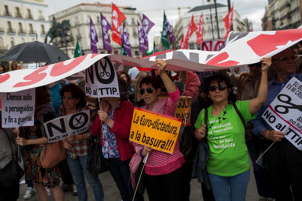 Motståndet mot frihandelsavtalet TTIP är stort i delar av Europa. Från en demonstration i den spanska huvudstaden Madrid i maj. (Foto: Francisco Seco/AP/TT)