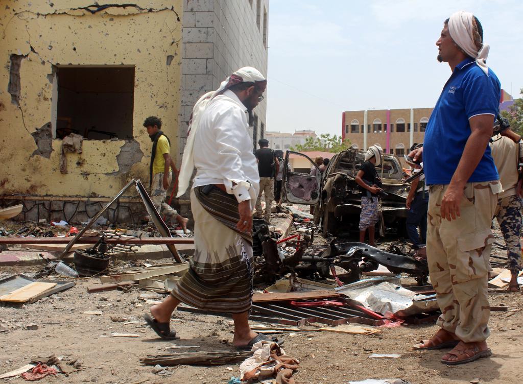 Mer än 50 regeringssoldater dödades av bilbomb i måndags i Aden. Den terrorstämplade rörelsen IS tog på sig dådet. (Foto: Wael Qubady /AP/TT)