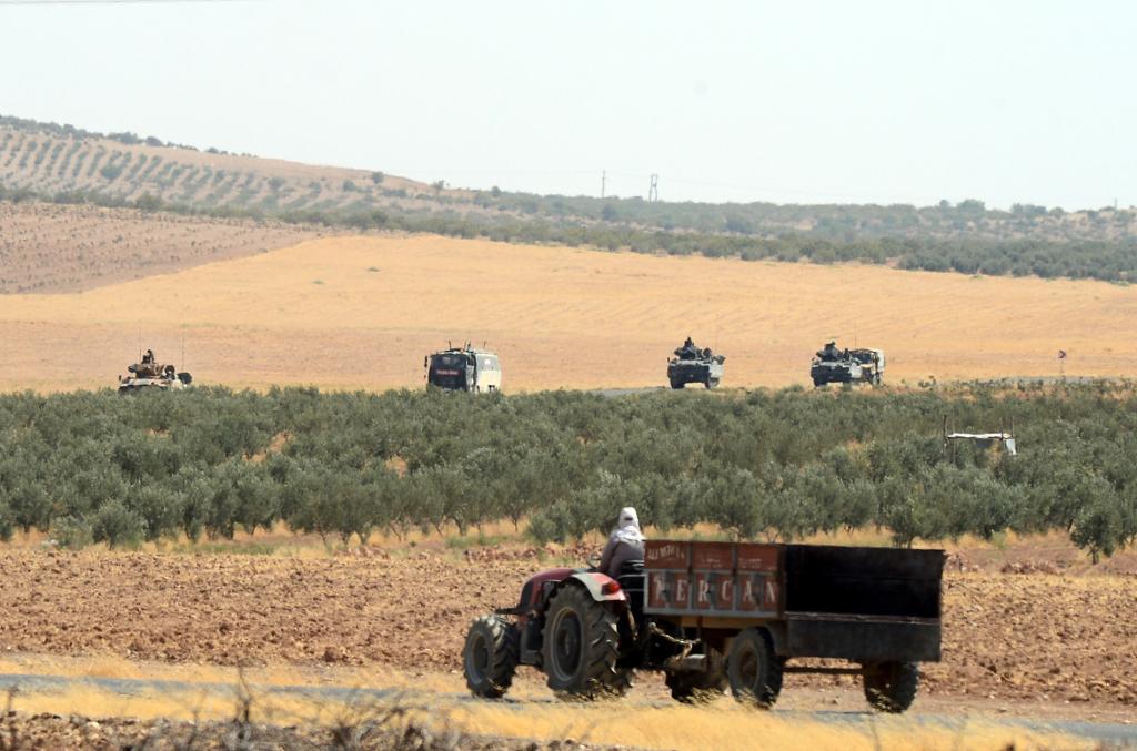 Turkiska styrkor återvänder från Syriens gräns. Bilden togs i helgen. (Foto: Ismail Coskun /AP/TT)