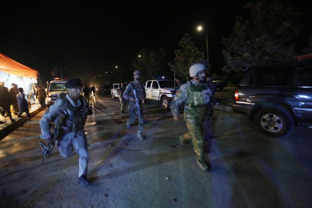 Säkerhetsstyrkor besvarar ett angrepp riktat mot det amerikanska universitetet i Afghanistans huvudstad Kabul. (Foto: Rahmat Gul/TT/AP)
