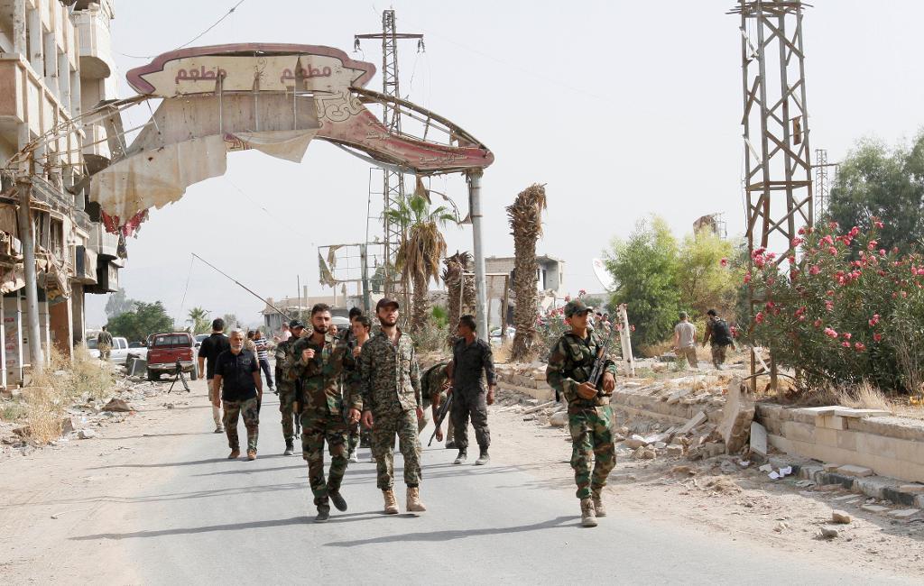 Syriska soldater vid en infart till Daraya efter veckans uppgörelse. (Foto: AP)
