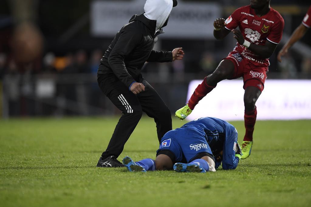 Östersunds målvakt Aly Keita överfölls och slogs ned av en åskådare i matchen mot Jönköpings Södra. Disciplinnämnden har tilldömt Östersund segern med 3-0. Arkivbild. (Foto: Mikael Fritzon/TT)
