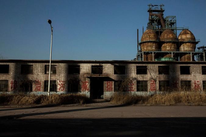 Ävegiven byggnad vid Qingquans stålverk, som stängdes 2014 och blev en av många så kallade "zombiefabriker" i Tangshan. (Foto: Kevin Frayer/Getty Images)