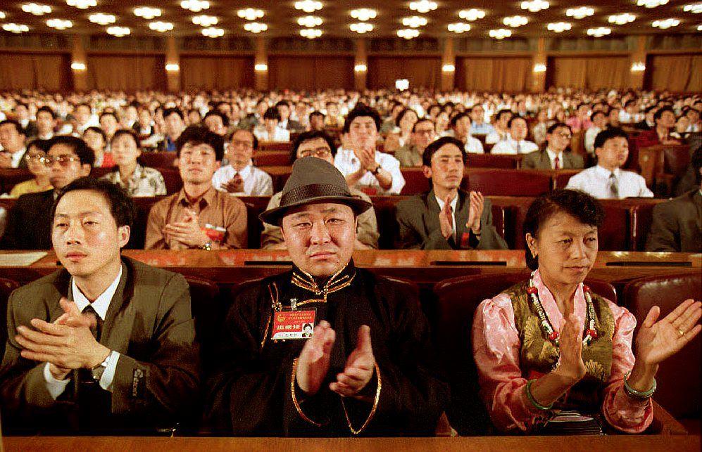 Medlemmar av Kommunistiska ungdomsförbundet applåderar under den 13:e partikongressen, 1993. Det traditionellt mycket inflytelserika ungdomsförbundet ser nu ut att få en betydligt mer undanskymd roll under Xi Jinping, något som kanske förebådar större förändringar inom partiet som helhet. (Foto: Manuel Ceneta/AFP/Getty Images)