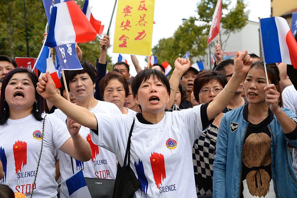 Olika kinesiska organisationer ordnade en demonstration i Parisförorten  Aubervilliers. (Foto: Betrand Guay /AFP/Getty Images)