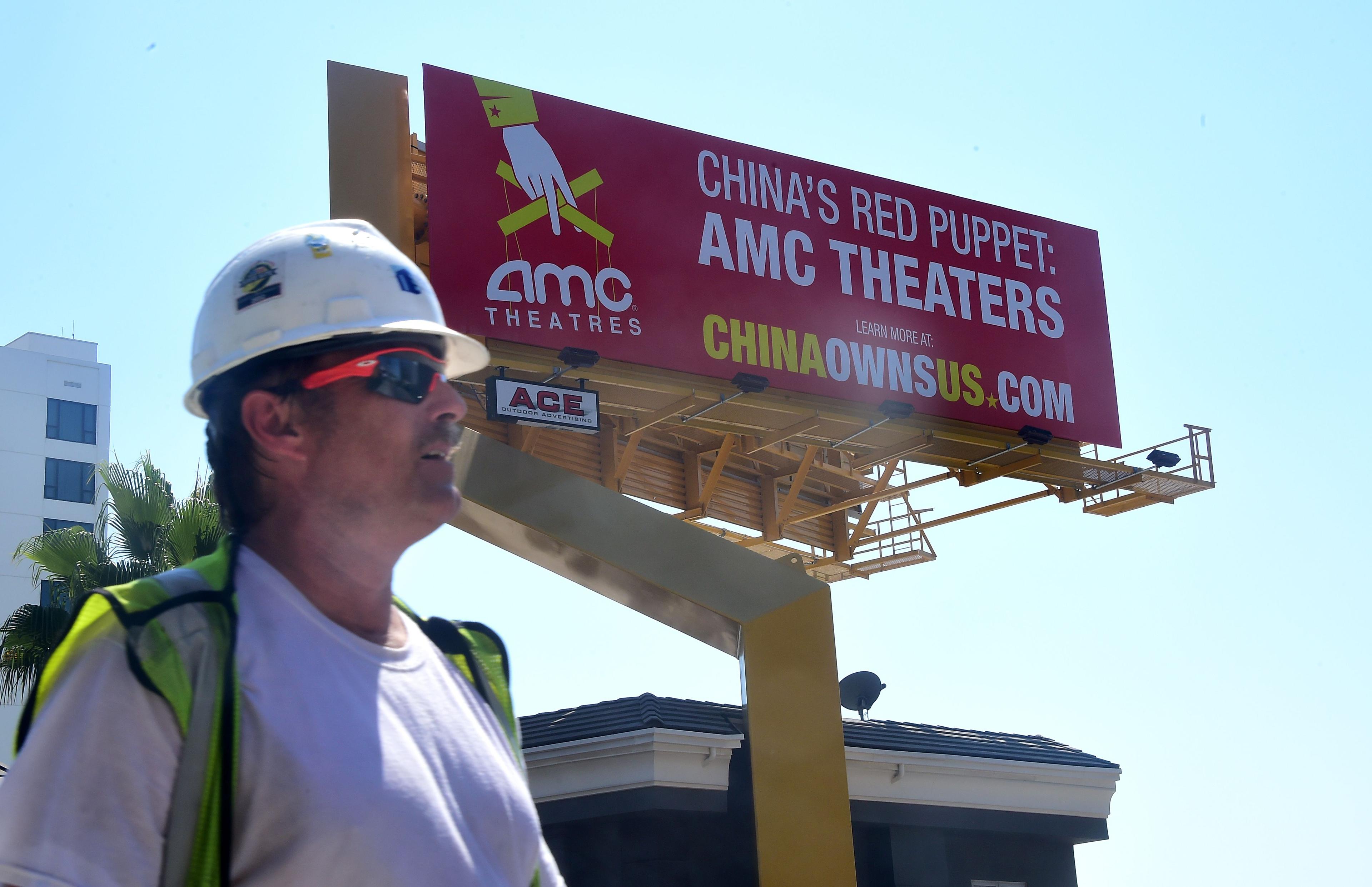 Plakat på Sunset Strip i Hollywood som protesterar mot Kinas ökande inflytande i Hollywood, mer specifikt Dalian Wandas köp av AMC Entertainment. (Foto: Frederic J Brown/AFP/Getty Images)