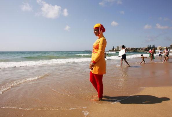 En kvinna bär en burkini på stranden. I Frankrike har det muslimska badplagget förbjudits i flera städer, vilket vållar stora diskussioner.  (Foto: Matt King/Getty Images)