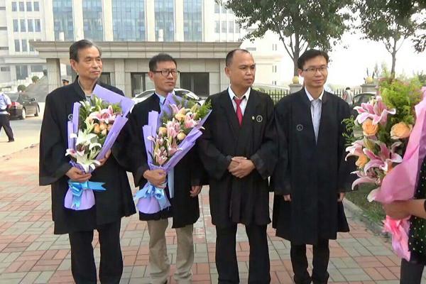 Advokaterna Zhang Zanning, Chang Bayang, Yu Wensheng och Zhang Keke utanför domstolen i Tianjin, där de fick överraskande stor frihet att försvara sina falungong-klienter. (Foto: Epoch Times)