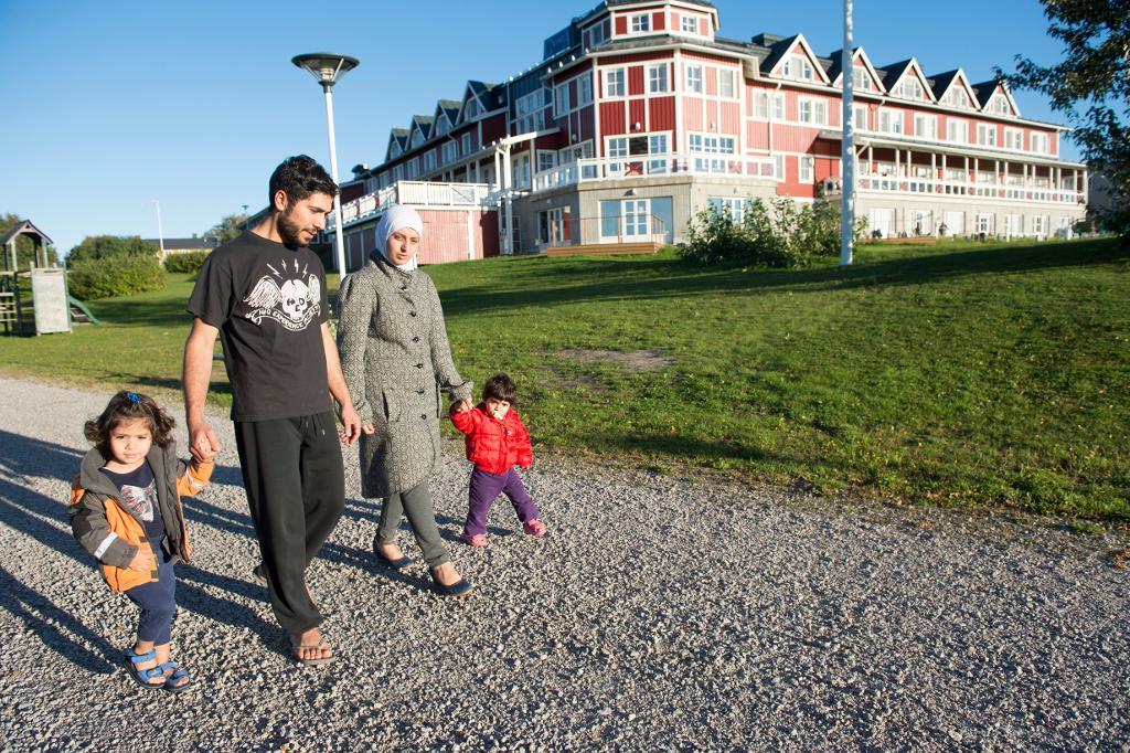 Muhammad Alsabbagh med frun Rasha Almishref promenerar tillsammans med barnen Sally och Sandy utanför Grand Arctic Hotel i Överkalix - som blev ett asylboende i slutet av september förra året. (Foto: Fredrik Sandberg/TT)