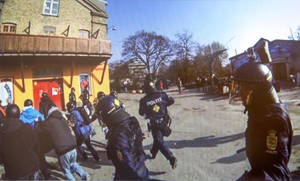 Polis under en razzia mot Christiania 2014. (Foto: Polisen Danmark / TT)