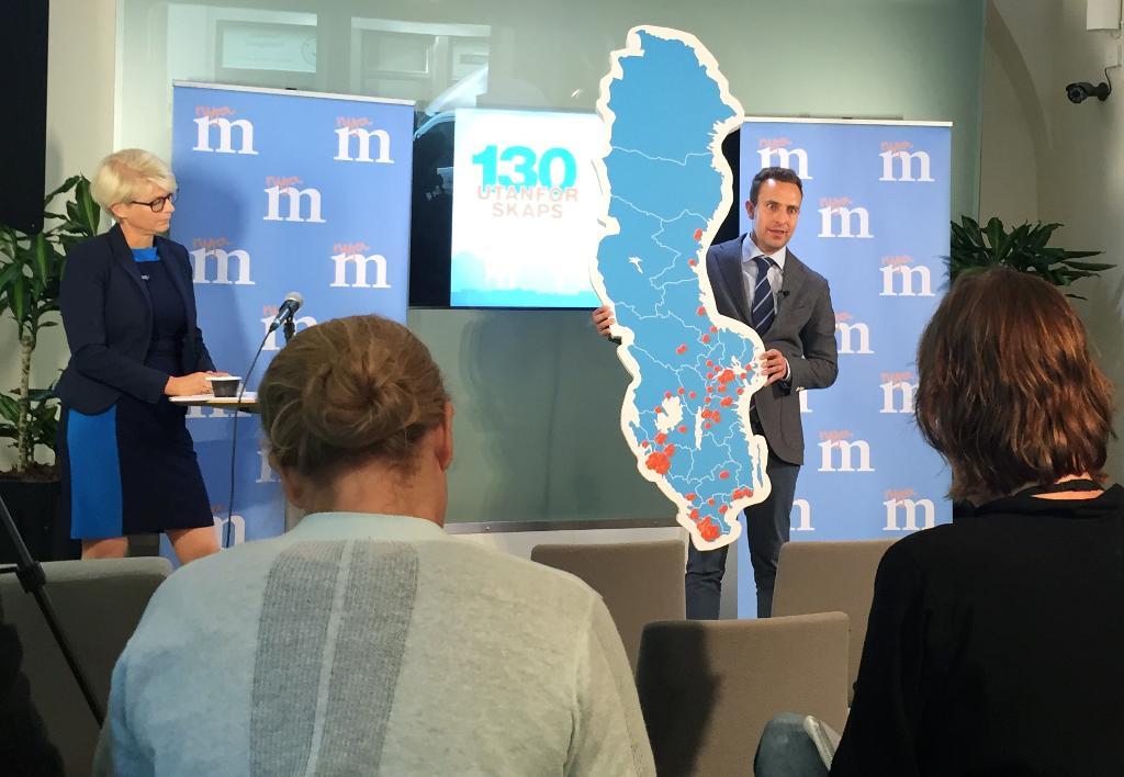 Moderaternas partisekreterare Tomas Tobé visar på de 130 områden i Sverige som räknas som utanförskapsområden. (Foto: Owe Nilsson/TT)
