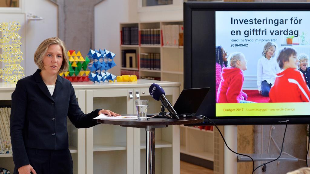 Miljöminister Karolina Skog (MP) presenterar miljösatsningar i den kommande höstbudgeten på Stockholms universitet. (Foto: Anders Wiklund/TT)