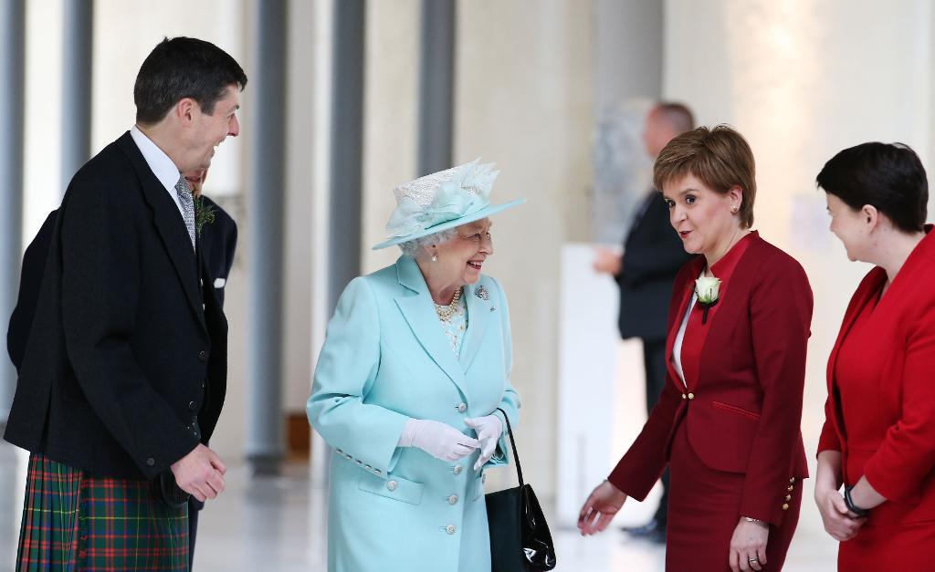 Nicola Sturgeon med bland andra drottning Elizabeth vid skotska parlamentets öppnande i Edinburgh i juli. (Foto: Jane Barlow/PA/AP)