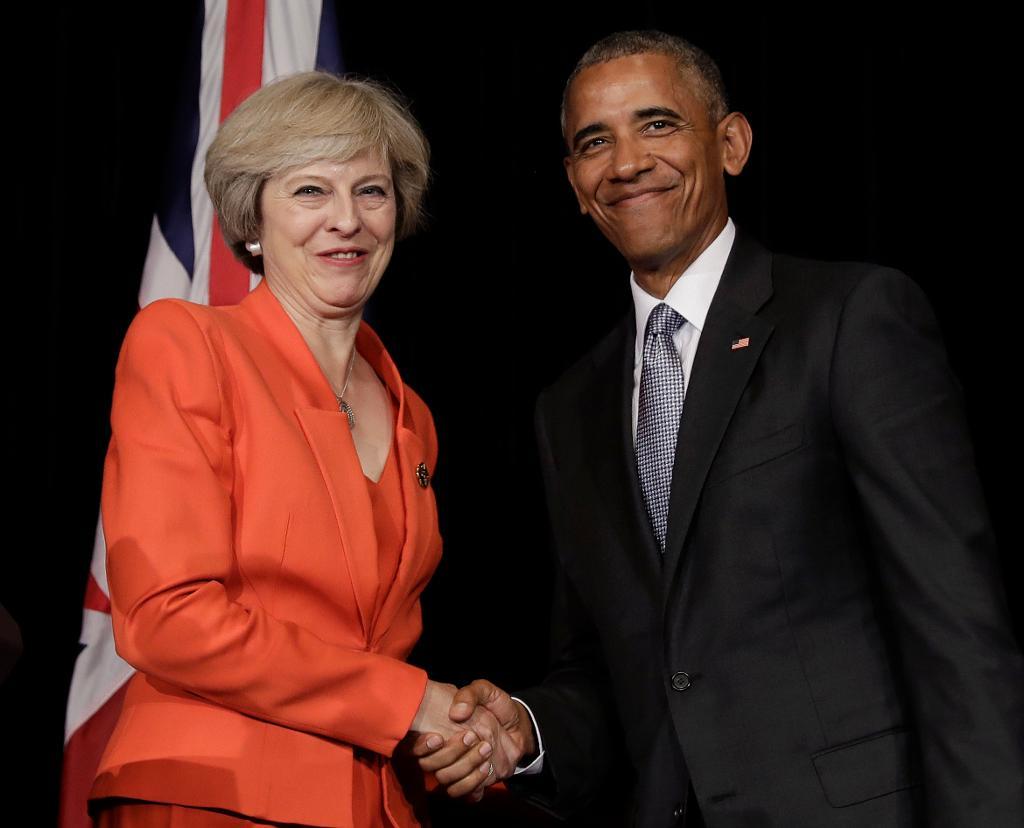 Barack Obama och Theresa May skakar hand efter dagens presskonferens. (Foto: Carolyn Kaster)
