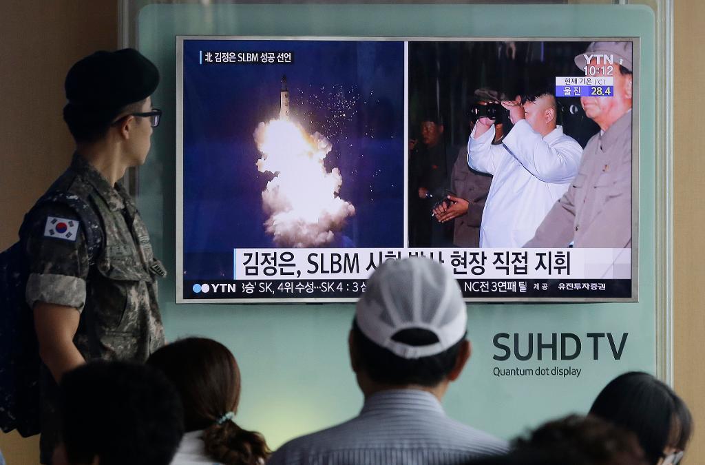 Sydkoreansk tv visar bilder ur en nordkoreansk tidning i samband med Nordkoreas förra robotuppskjutning, den 24 augusti. (Foto: Ahn Young-joon/AP/TT)