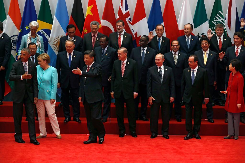 Barack Obama, ute till vänster, och Vladimir Putin, trea från höger i främre raden, vid ledarnas gruppfotografering på G20-mötet i söndags. (Foto: Ng Han Guan)