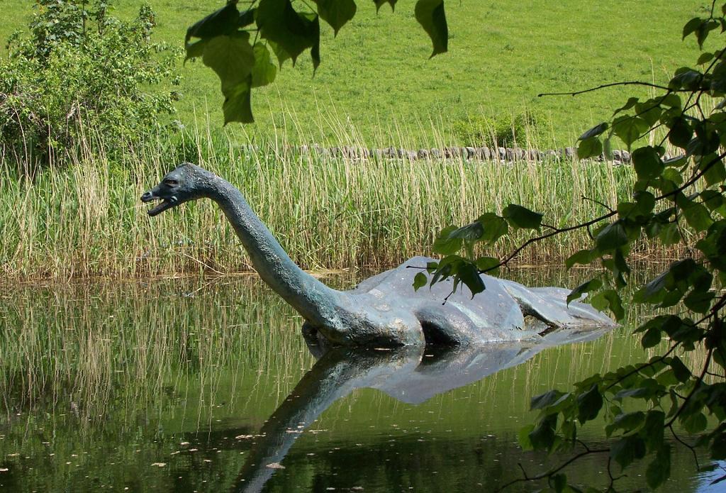 Det mytomspunna odjuret i sjön Loch Ness i Skottland, "Nessie", har fått konkurrens av ett riktigt havsodjur som levde för omkring 170 miljoner år sedan. På bilden ser vi en modell av Loch Ness. (Foto: Norm Goldstein/AP/TT-arkivbild)