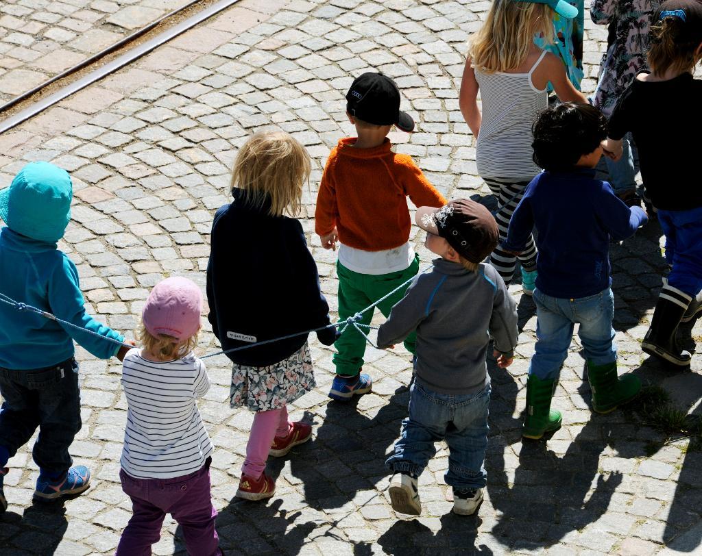 Förskolebarn på promenad. (Foto: Hasse Holmberg/TT-arkivbild)