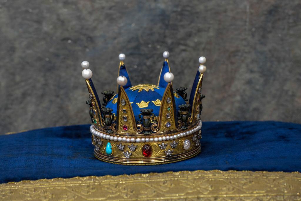 Ingen bär prins- och prinsesskronorna på huvudet numera. Men de tas fram vid vigslar, dop och begravningar och läggs på en kudde i salen. På bilden syns den krona som tilldelats prinsessan Leonore. (Foto: Jonas Ekströmer / TT)