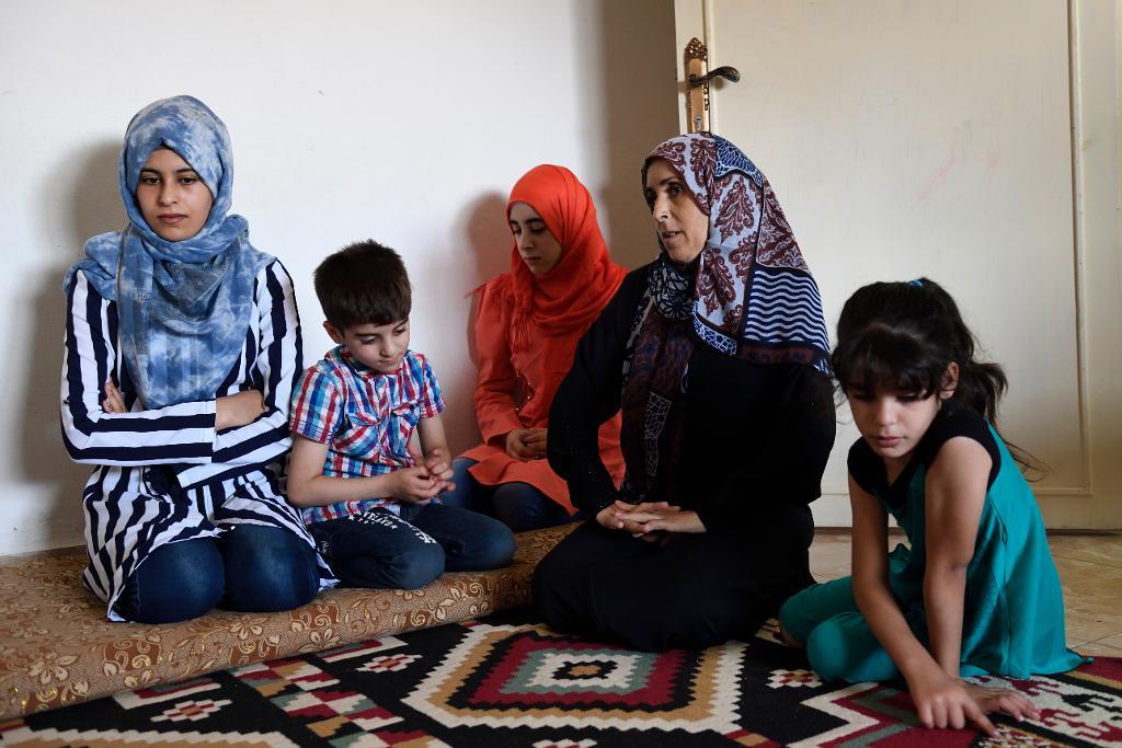 Umm Mahmoud och hennes fyra barn är flyktingar i Amman i Jordanien. (Foto: Henrik Montgomery/TT)