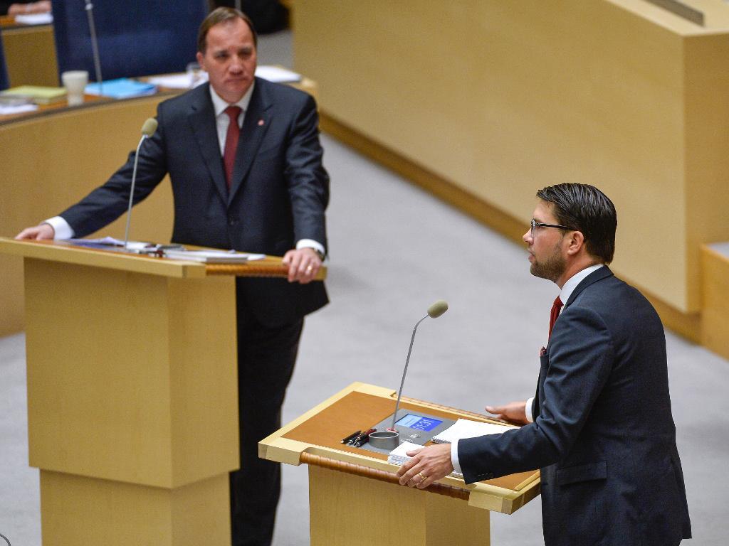 Statsminister Stefan Löfven (S) och Jimmie Åkesson (SD) under en partiledardebatt i riksdagen. (Foto: Anders Wiklund/TT)
