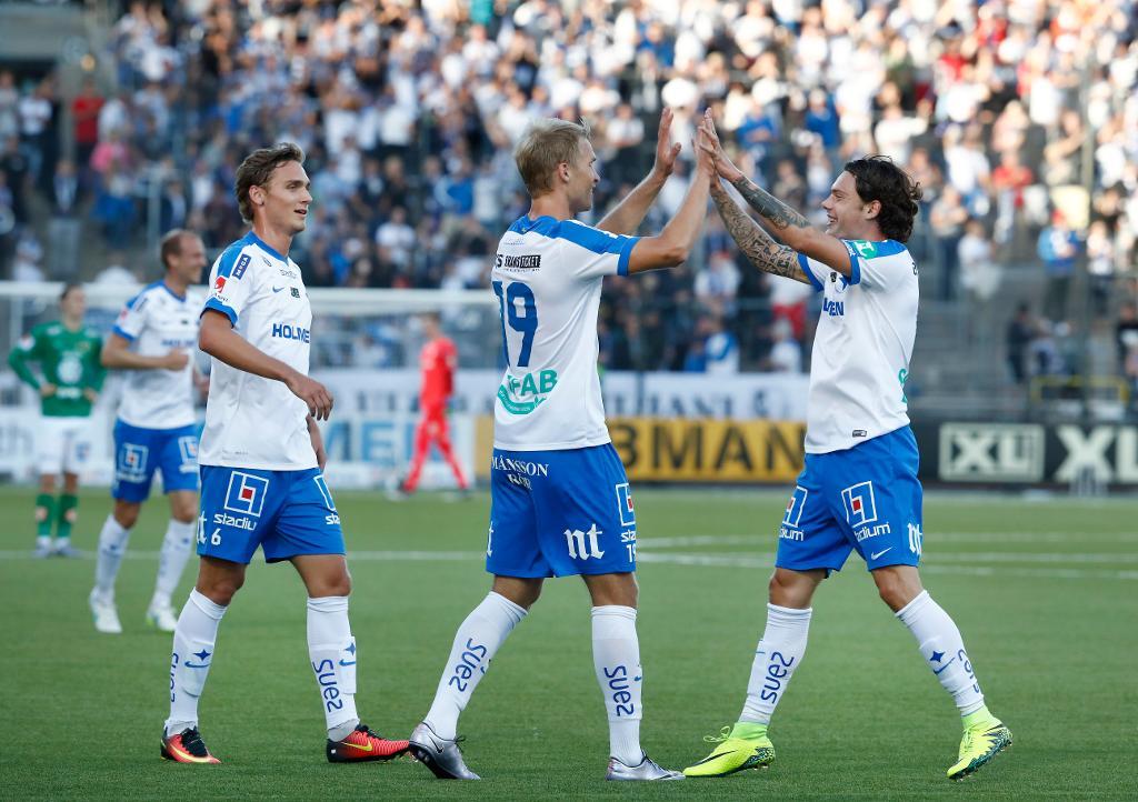Norrköpings Sebastian Andersson jublar efter sitt 2-0-mål, här tillsammans med David Moberg Karlsson (till höger) och Linus Wahlqvist (t v), mot Jönköpings Södra. (Foto: Stefan Jerrevång/TT)