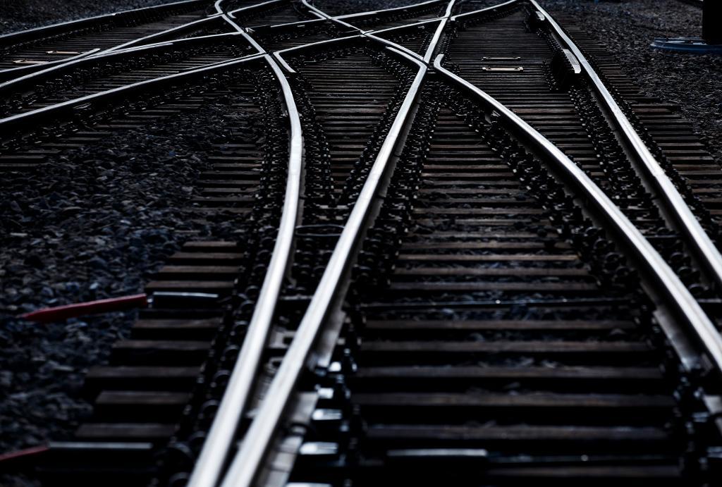 
69 järnvägssträckor i landet är i så uselt skick att tågen från och med nästa år inte kommer att kunna köra i full hastighet. (Foto: Junge, Heiko /arkivbild)