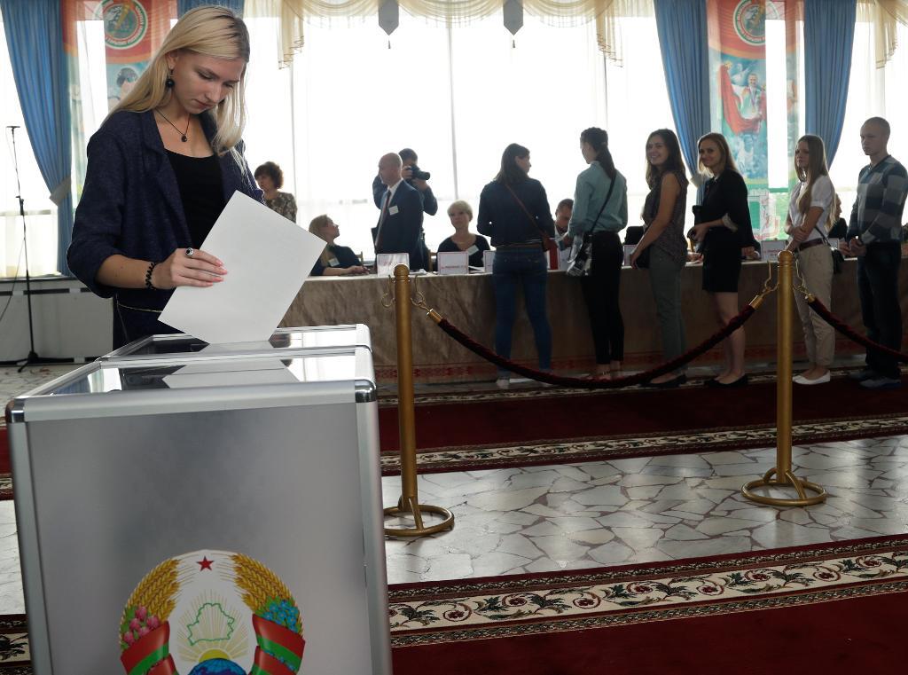 En kvinna röstar i Minsk sedan vallokalerna öppnat för söndagens val till det vitryska parlamentet. (Foto: Sergei Grits/TT/AP) 