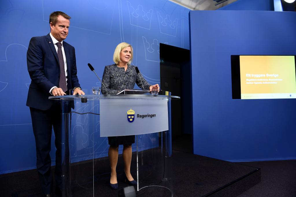 Inrikesminister Anders Ygeman och finansminister Magdalena Andersson under pressträffen i Rosenbad i Stockholm. (Foto: Stina Stjernkvist/TT)