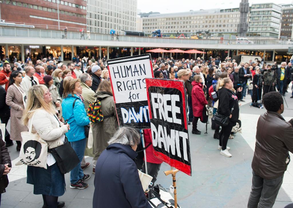 Dawit Isaak hedras under en manifestation på Sergels torg i Stockholm i fjol somras. (Foto: Fredrik Sandberg/TT-arkivbild)