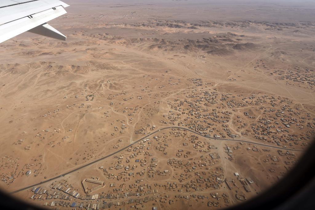 Det västsahariska flyktinglägret Rabuni sett från ett flygplansfönster. Bilden är från den 3 juni i år. (Foto: Farouk Batiche /AP/TT)