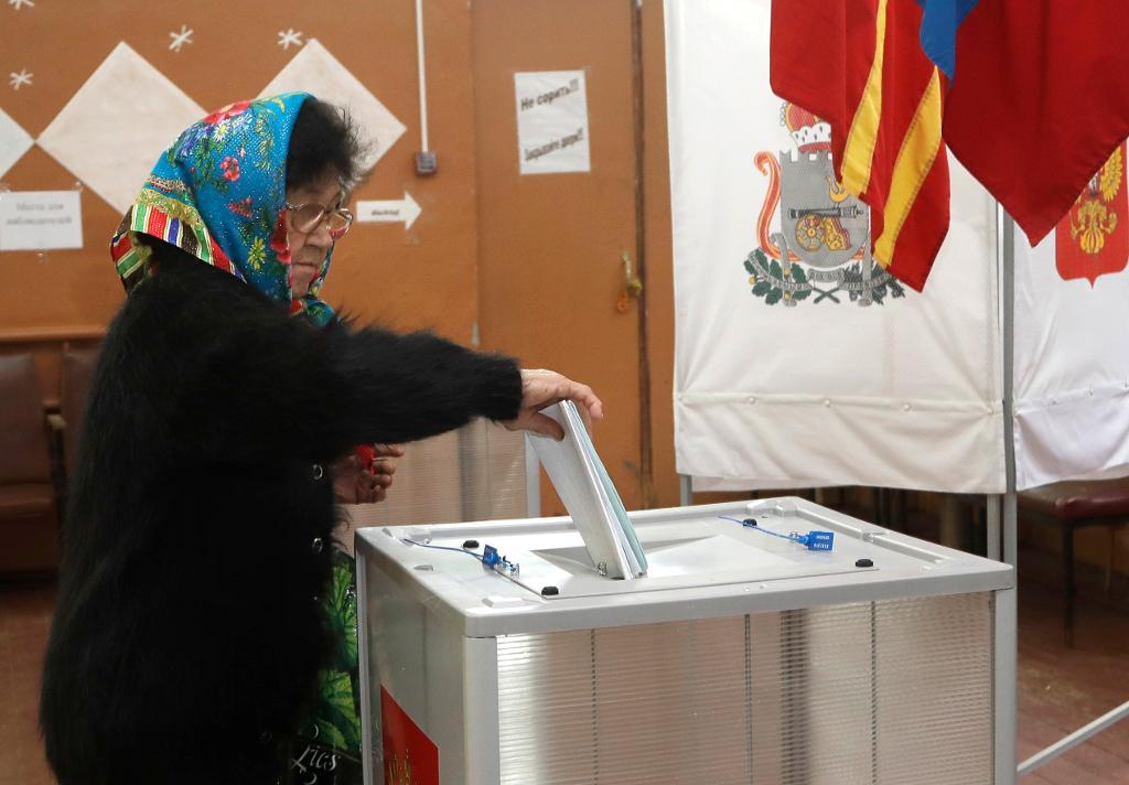 En kvinna röstar utanför Smolensk i västra Ryssland. (Foto: Sergej Grits/AP/TT)