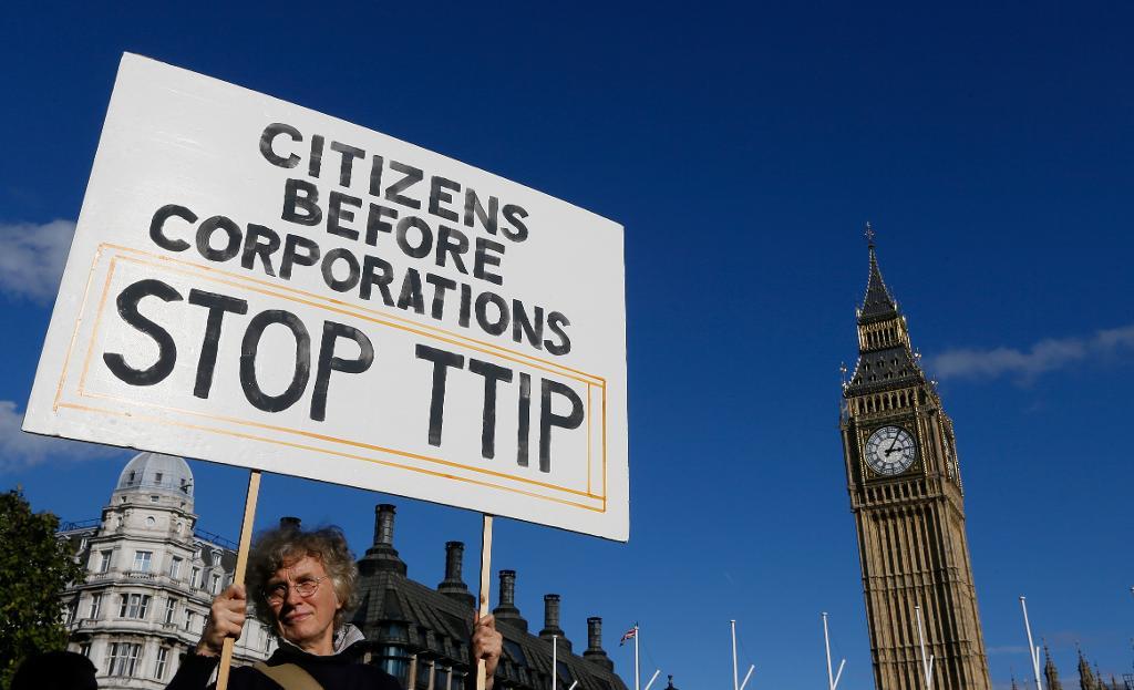  
Demonstrationer mot TTIP har hållits i flera storstäder, här i London. (Foto: Kirsty Wigglesworth-arkivbild)