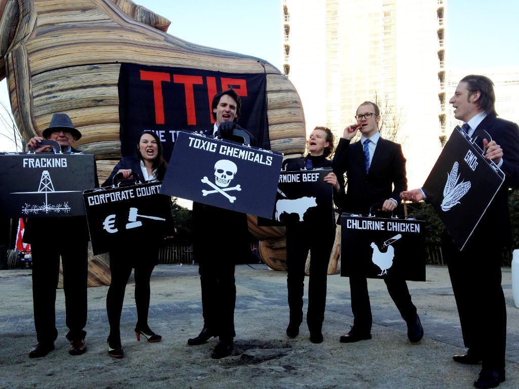 Anti-TTIP-demonstranter i Bryssel i fjol. (Foto: Wiktor Nummelin / TT)