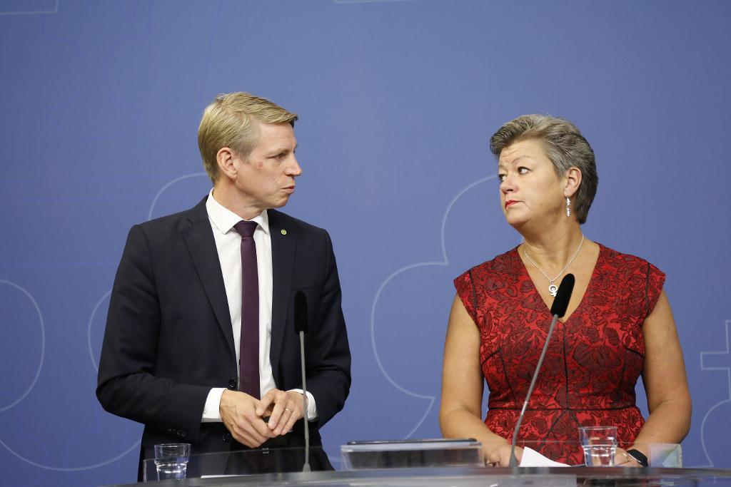 
Arbetsmarknadsminister Ylva Johansson (S) med biträdande finansminister Per Bolund (MP) på pressträffen. (Foto: Christine Olsson)