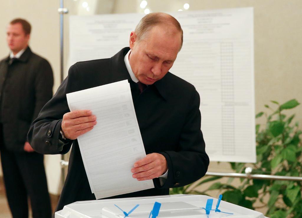 Rysslands president Vladimir Putin röstade i Moskva. Styrande Enade Ryssland drar fördel av Putins höga opinionssiffror, på runt 80 procent. (Foto: Grigory Dukor/AP/TT)