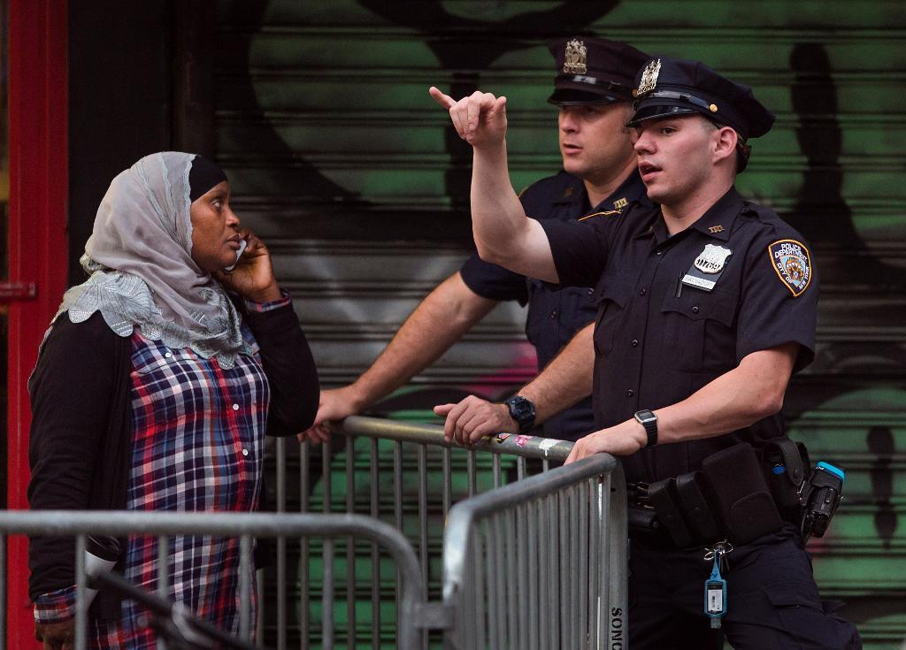 New York-polisen skickade ut sms till allmänheten i samband med jakten på en misstänkt bombman. Metoden är ännu inte aktuell i Sverige.  (Foto: Andres Kudacki-arkivbild)