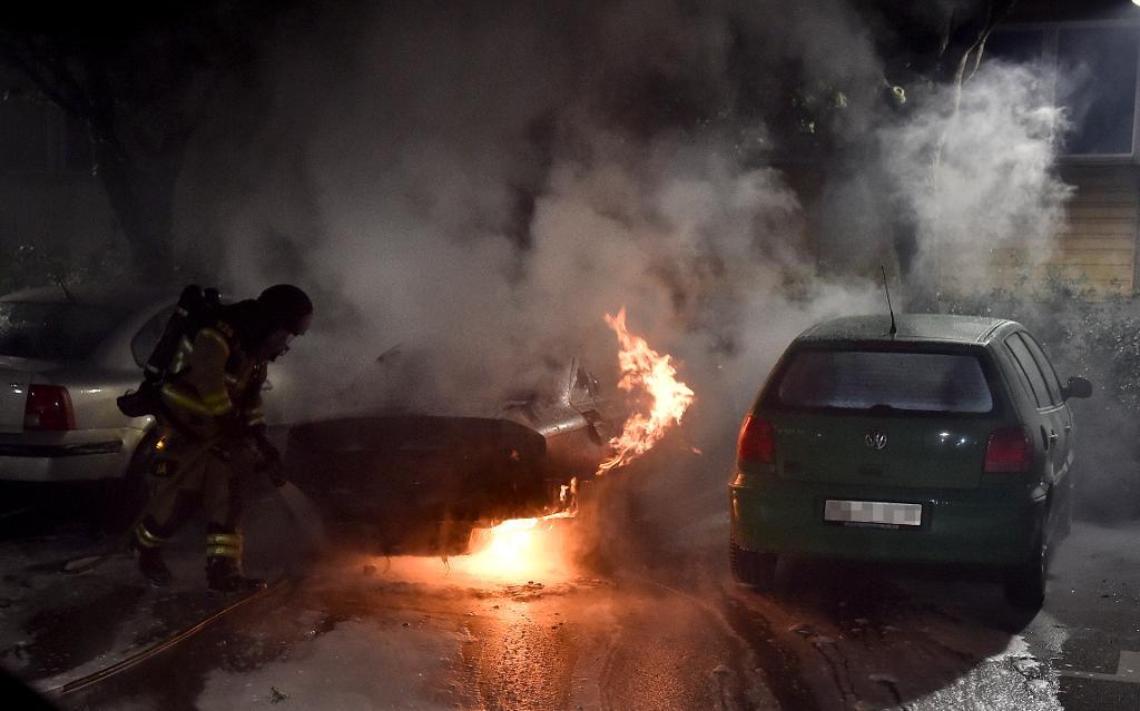 Räddningstjänsten släcker en brinnande bil i Malmö. (Foto: Björn Lindgren/TT)