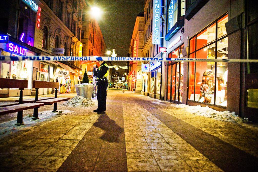 Polisen spärrar av området kring Drottninggatan i centrala Stockholm efter självmordsdådet i december 2010. (Foto: Magnus Hjalmarson Neideman / SvD / TT)