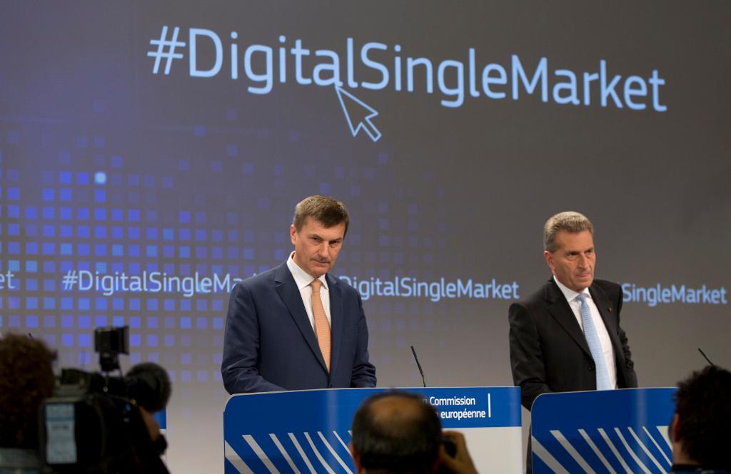 Andrus Ansip, kommissionär för den digitala marknaden, och Günther Oettinger, kommissionär för den digitala ekonomin, vid en annan presskonferens. (Foto: Virginia Mayo/AP/TT-arkivbild)
