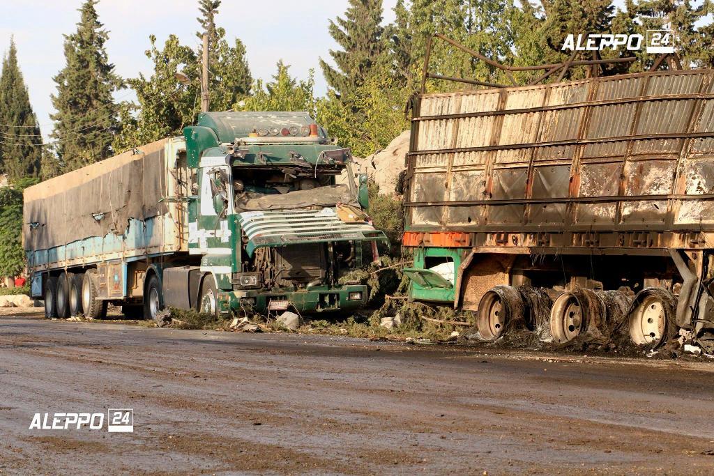 Flera skadade lastbilar i den hjälpkonvoj som attackerades i måndags.
(Aleppo 24 News/AP)