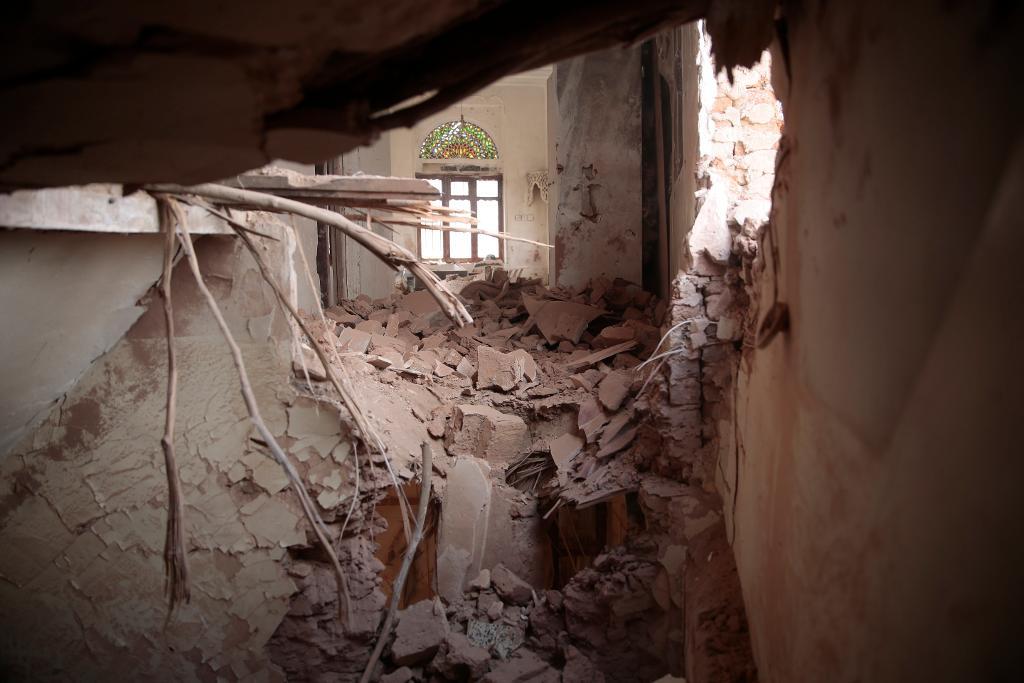 En byggnad i Jemens huvudstad Sanaa, som skadades i ett flygangrepp tidigare i veckan. (Foto: Hani Mohammed /AP/TT)