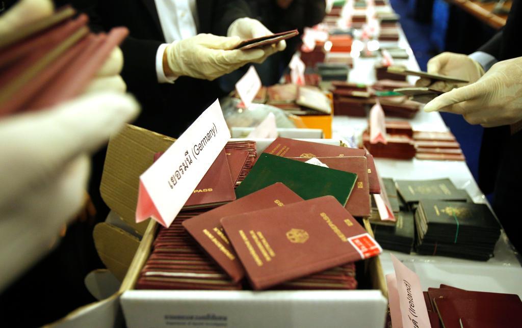 Stulna och förfalskade pass visas upp i Bangkok efter ett tillslag förra året. (Foto: Sakchai Lalit)